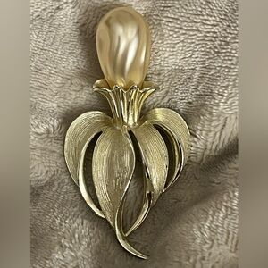 Sarah Coventry Vintage Gold Tone Faux
Large Pearl Fantasy Pin Brooch 3"